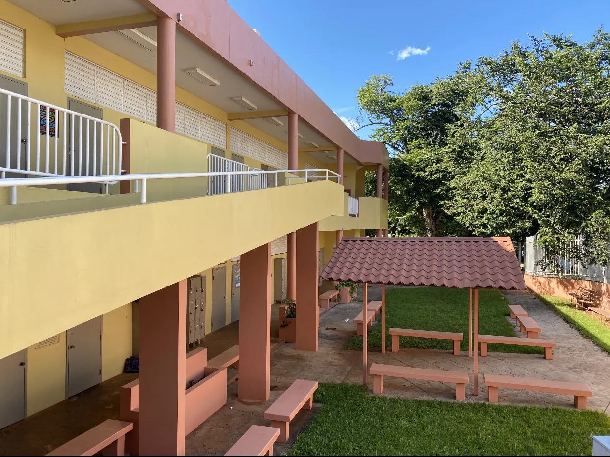 Bella Vista Adventist Academy courtyard